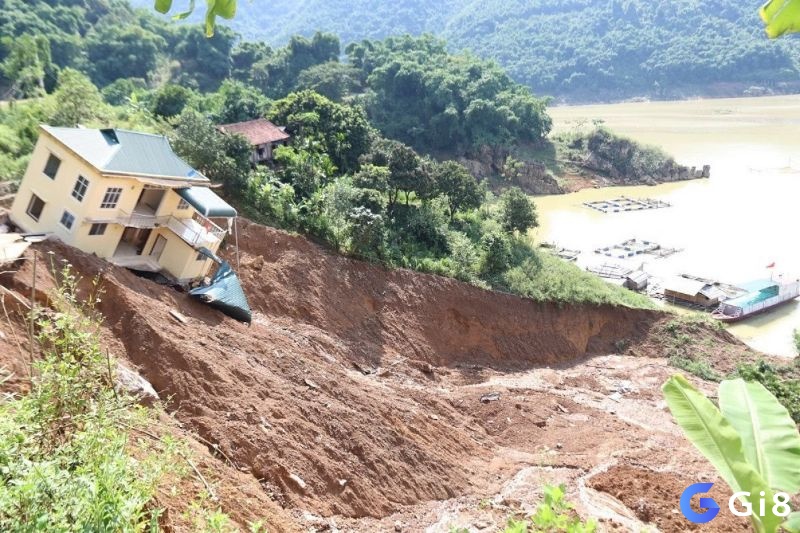 Ngủ mơ thấy bị kẹt trong đất cát sạt lở cho thấy cuộc sống của bạn đang khá khó khăn và cần nhiều thời gian nghỉ dưỡng